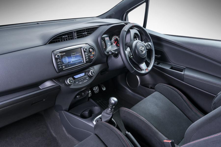 Интерьер Toyota Yaris GRMN 2018 года  (ZA) (фото 17 из 40)